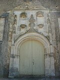 La porte gothique de l'église.