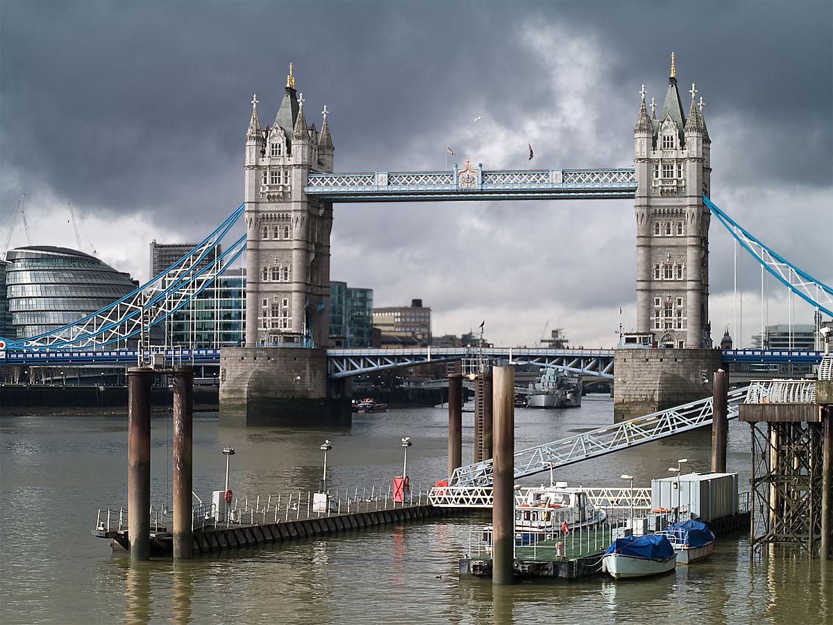 1200px London 2010 Tower Bridge