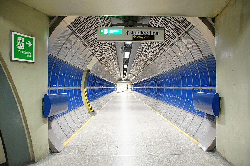 File:London Bridge tube station connecting tunnel, 11 August 2013.jpg