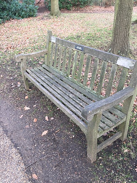 File:Long shot of the bench (OpenBenches 3274-1).jpg