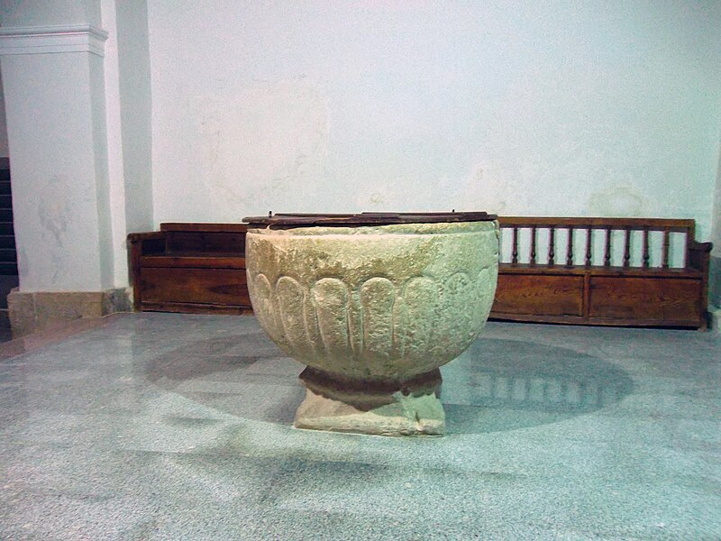 File:Loranca de Tajuña-Iglesia de San Pedro (pila bautismal).JPG