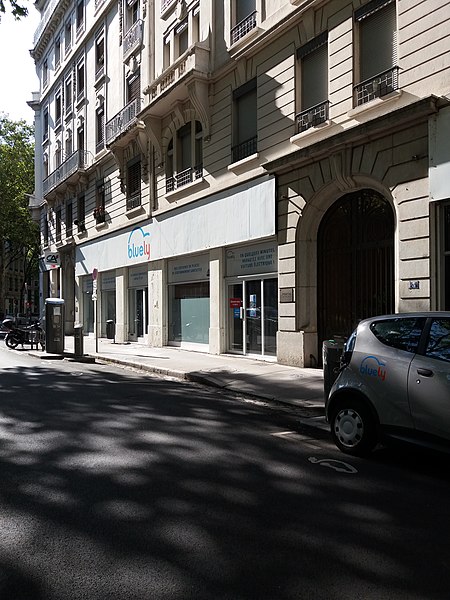 File:Lyon 3e - Rue de l'Abondance, magasin Bluely, au numéro 3.jpg