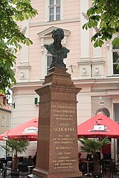 Schöffeldenkmal am Schrannenplatz, gegenüber dem Rathaus