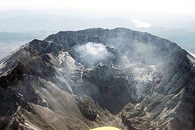 Widok z lotu ptaka na krater Mount Saint Helens z kopułą lawy i otaczający go lodowiec Crater.