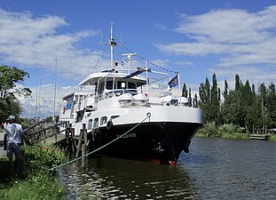 M/S Bellevue vid bryggan i Töreboda.