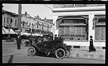 Motorists between Los Angeles and San Diego at 4th and Main, Santa Ana, 1916 Main Street, Santa Ana, 1916 (AAA-NG-8328).jpg