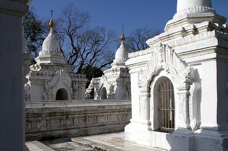 File:Mandalay-Kuthodaw-52-Stupas-gje.jpg