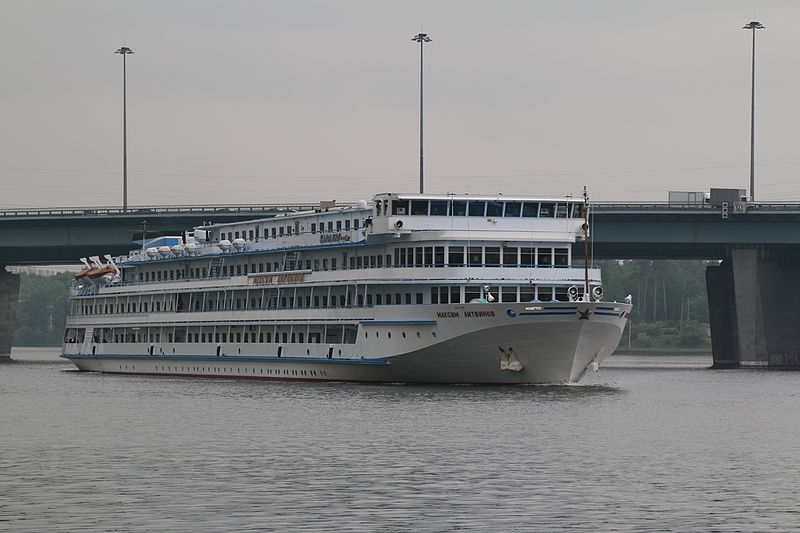 File:Maxim Litvinov in Khimki Reservoir 2016-05-17 Pic 02.JPG