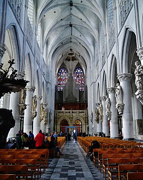 Mechelen Kathedraal Sint Rombout Innen Langhaus West 1.jpg