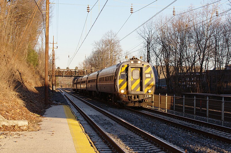 File:Metroliner cab car leading Keystone Service train through Devon station, January 2008.jpg