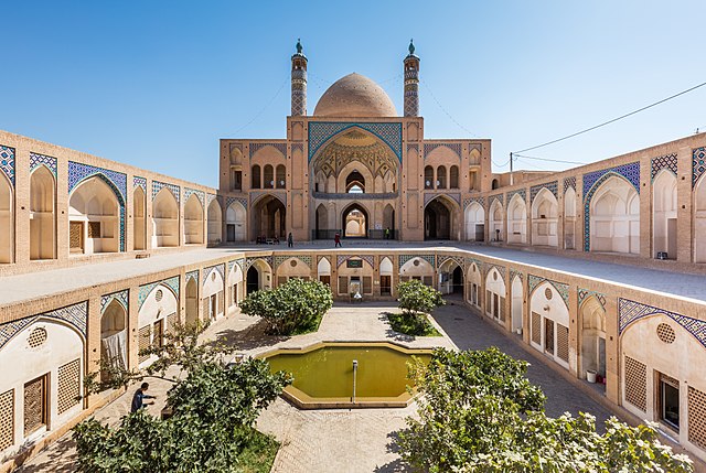 Внутренний двор мечети Ага-Бозорг[англ.], Кашан, Иран. Архитектор Устад Хадж Сабан Али, конец XVIII века.