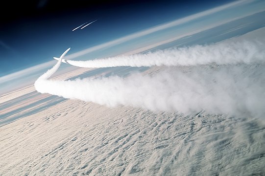 Реактивный самолет в небе. Самолет в облаках. Самолет в небе. Самолет над облаками. След за самолетом.