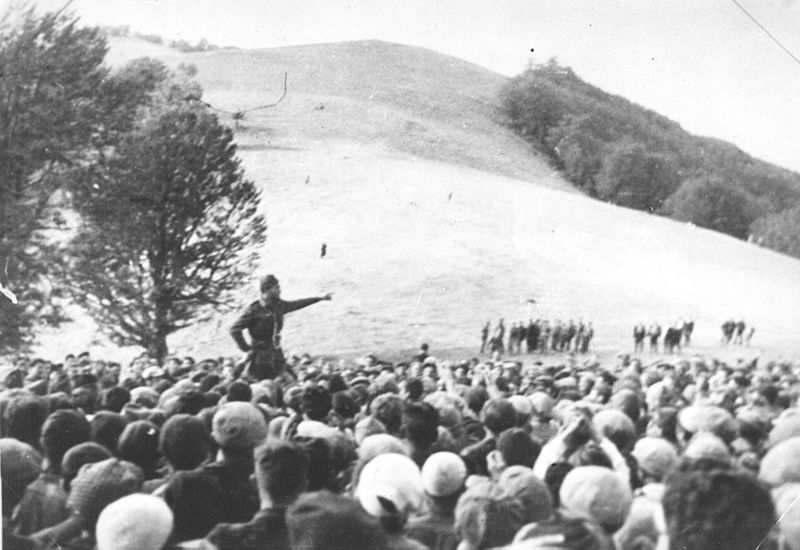 File:Miting u oslobođenom Kičevu.jpg