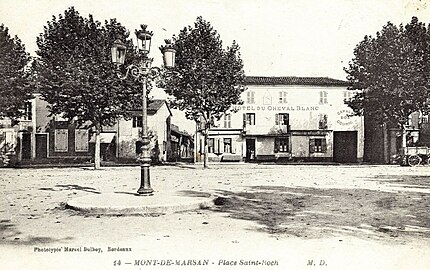Façade de l'hôtel du Cheval Blanc et son garage-box-écurie. Détruit par un incident, il est successivement remplacé par le garage Renault des époux Dupeyron puis la halle couverte du marché-parking. A droite de l'hôtel, au n°5, se situait l'atelier du maréchal-ferrant Darribère.