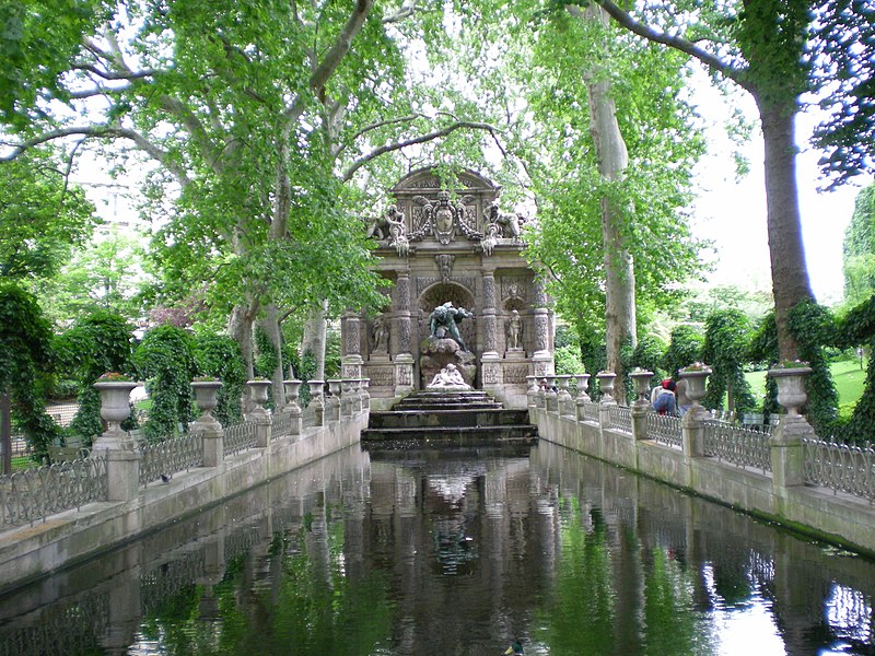 File:Monument a coté du palais.jpg