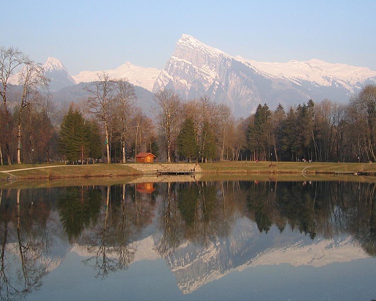 File:Morillon - vue sur le lac bleu et le criou.jpg