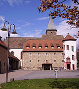 Mußbach: Teil des Herrenhofes, dahinter die Alte Johanneskirche