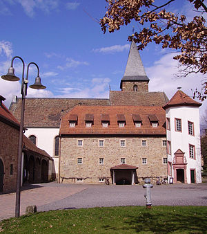 Nordwestteil des Herrenhofs mit Getreidekasten und Storchenturm, dahinter die alte Johanneskirche