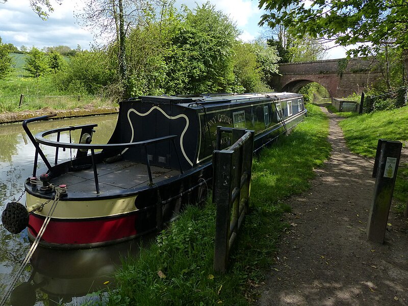 File:Narrowboat moored along the Oxford Canal - geograph.org.uk - 4475117.jpg