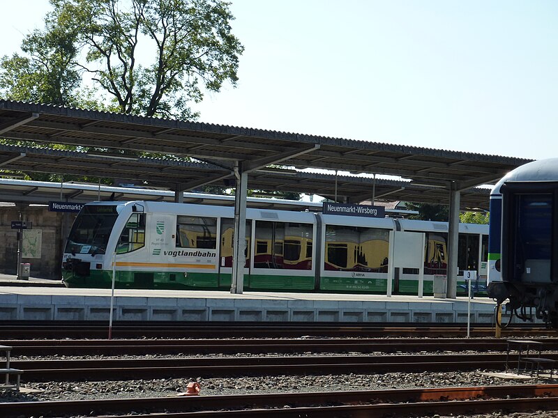 File:Neuenmarkt-Wirsberg Bahnhof mit Vogtlandbahn.jpg