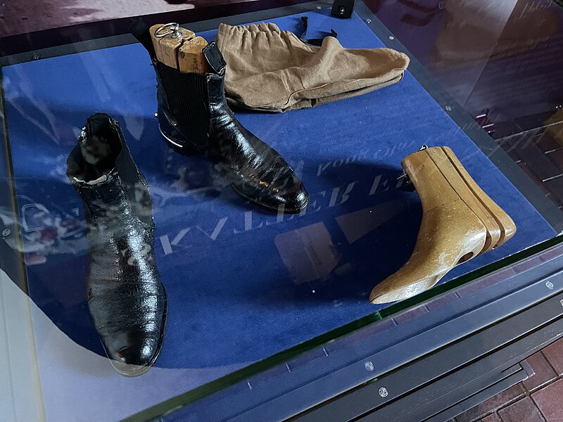 File:Olav V of Norway (crown prince king d. 1991) Chelsa boots springstøvler by C. Johansen Kristiania 1920s ankle-high walking riding shoe w elastic side panel Stretcher skotre Spur spore Forsvarsmuseet Military Museum Oslo 2022-03-01 b.jpg