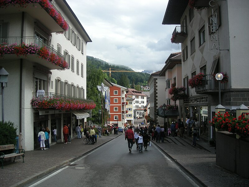 File:Ortisei paese 3.jpg