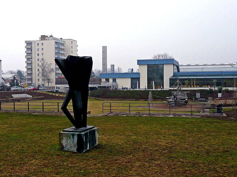 File:Ostparkbad Die Plastik "Die Treidler" erinnert an die Menschen, die im 18. und 19. Jahrhundert die Schiffe auf dem Kanal gezogen - "getreidelt" - haben. - panoramio.jpg