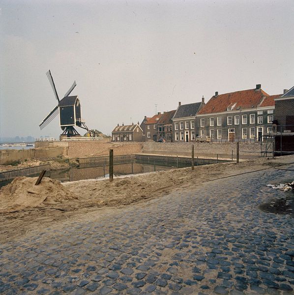 File:Overzicht van de aanleg van de haven met zicht op de molen en voorgevels - Heusden - 20381498 - RCE.jpg