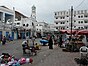Эль-Мукалла. Площадь напротив мечети в Старом Городе оккупирована прилавками мелких торговцев.