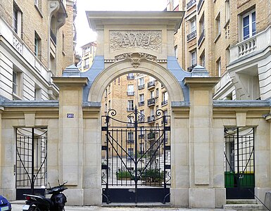 Entrée du no 205, rue Marcadet, Paris.