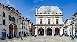 Palazzo della Loggia e piazza Brescia.jpg