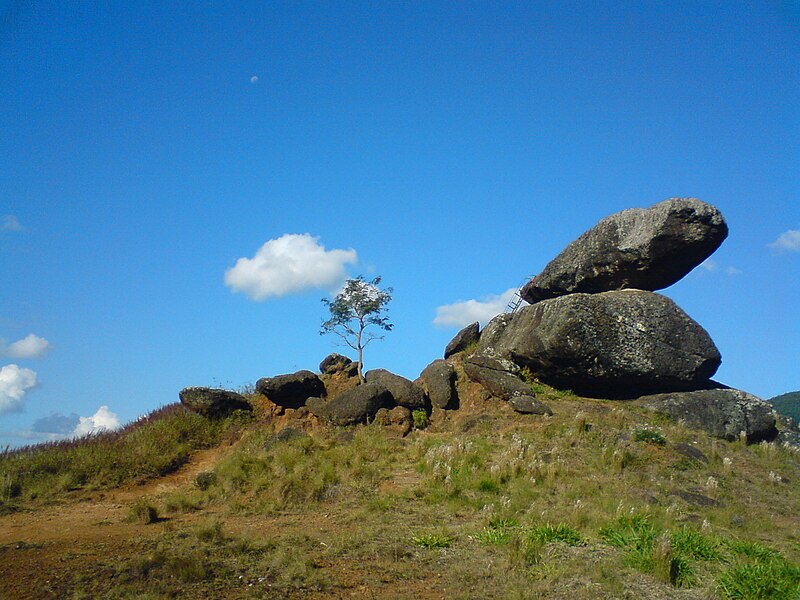 File:Pedra montada em Poços de Caldas - MG, Brasil - panoramio (25).jpg