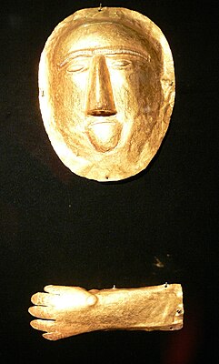Pergamon Museum (Berlin). Exhibition "Roads of Arabia": Funeral mask and glove (1st century AD), gold, from Thaj, Tell Al-Zayer (National Museum, Riyadh)