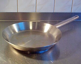 A stainless steel frying pan Pfanne (Edelstahl).jpg