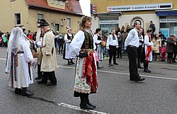 Саксонци в традиционни носии