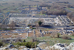 Bekas pusat kota kuno: forum di latar depan, pasar dan basilika di latar belakang.