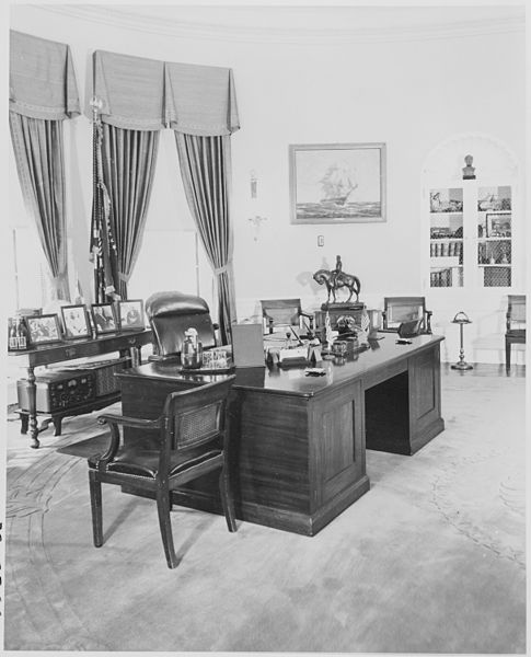 File:Photograph of President Truman's desk in the Oval Office at the White House. - NARA - 199461.jpg