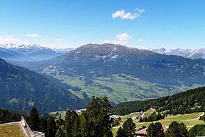 Blick von der Bergstation der Hochzeigerbahn auf das Pillertal, dahinter das Venetmassiv