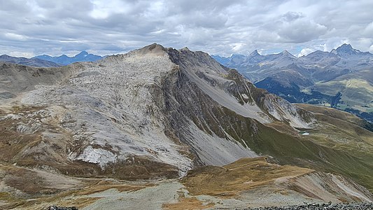 Blick vom Piz Uter auf die zerrissenen Platten von Las Plattas östlich des Piz Mezzaun