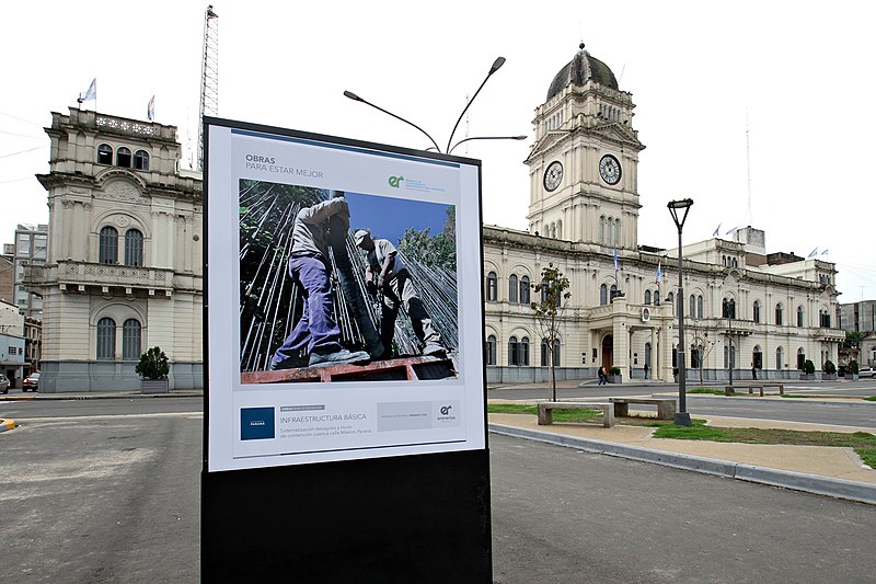 File:Plaza Mansilla y Casa de Gobierno de Entre Rios (2018).jpg