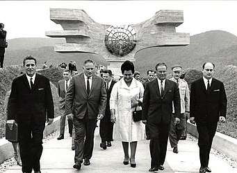 Посета Председника Југославије Јосипа Броза Тита Споменику револуције народа Мославине у Подгарићу 9. септембра 1967. године. Споменик је дело хрватског вајара Душана Џамоње (пуна величина: 682 × 500 *)