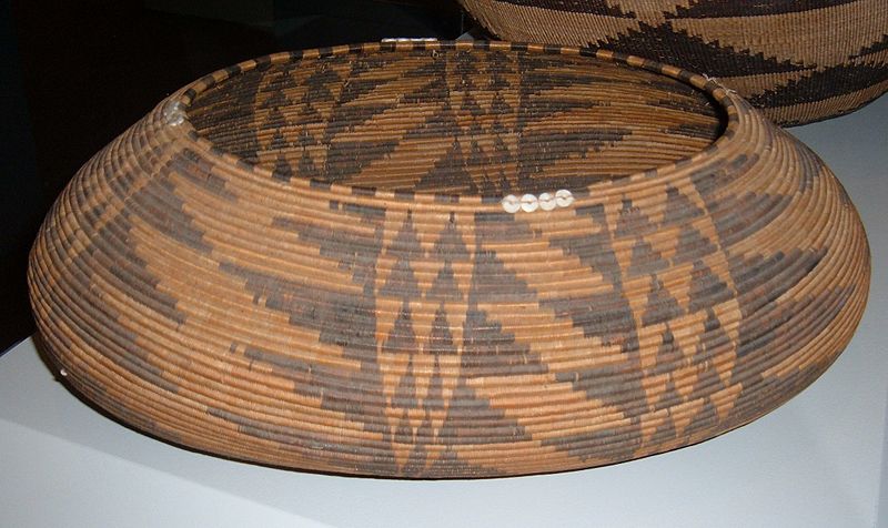 Datoteka:Pomo 19th century basket 1 CAC.JPG