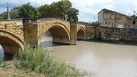 De Pont sur l'Ouvèze gezien vanuit het stadscentrum van Bédarrides