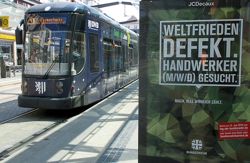 File:Postplatz Dresden - Glasdach und Werbefläche - Bundeswehr - Handwerker gesucht - Weltfrieden Defekt + DVB Staßenbahn mit Sonderbeklebung - Bild 001.jpg