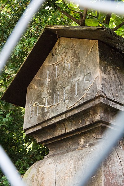 File:Poteau de la villa « les Bleuets » à Prangins (Suisse).jpg