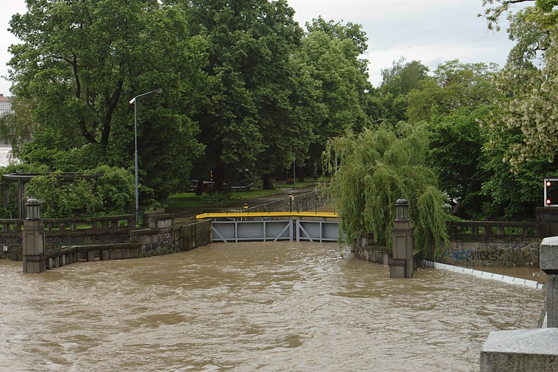 File:Praha, Smíchov, zatopená zdymadla u Mostu Legií.jpg