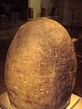 Prasasti (pedra con inscricións) de éraa de Purnawarman, rei de Tarumanagara (Tugu, Iacarta, illa de Xava, Indonesia, século V a.C.), unha civilización altamente influída pola hindú.