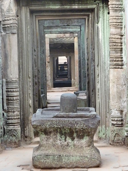 File:Preah Khan - 012 Yoni and Linga (8578913749).jpg