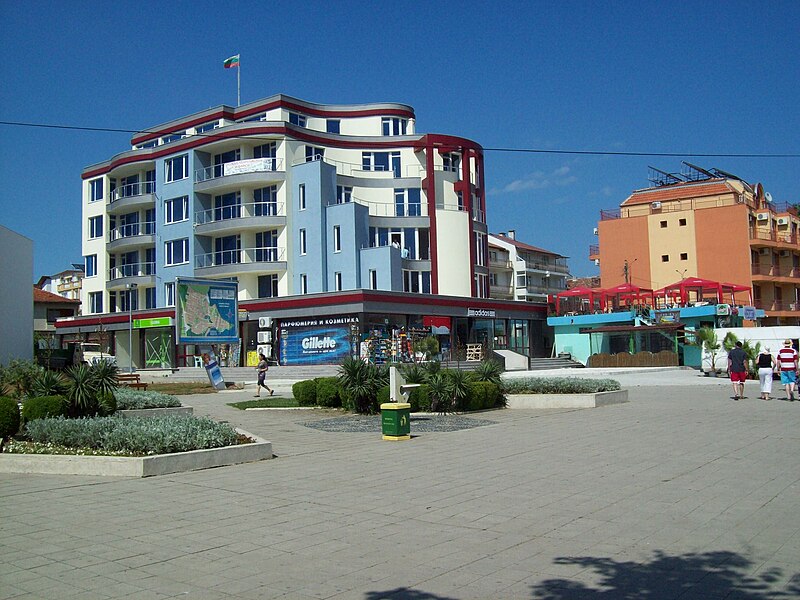 File:Primorsko - the square - panoramio.jpg