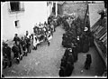 Processó de San Fabián amb els sacerdots sota pal·li a la plaça de Gistaín.jpeg